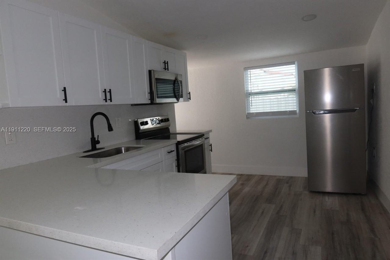 1062 Northwest 25th Street ##0 - Photo 4 of 11