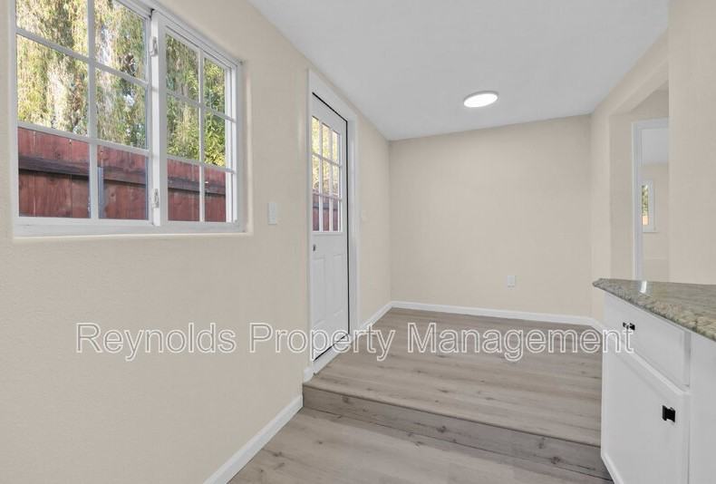 703 Mills St - Photo 5 of 10