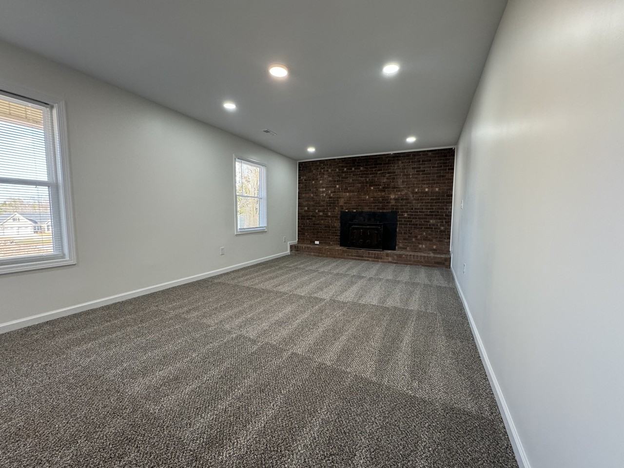 7300 Lalanda Dr - Photo 4 of 34