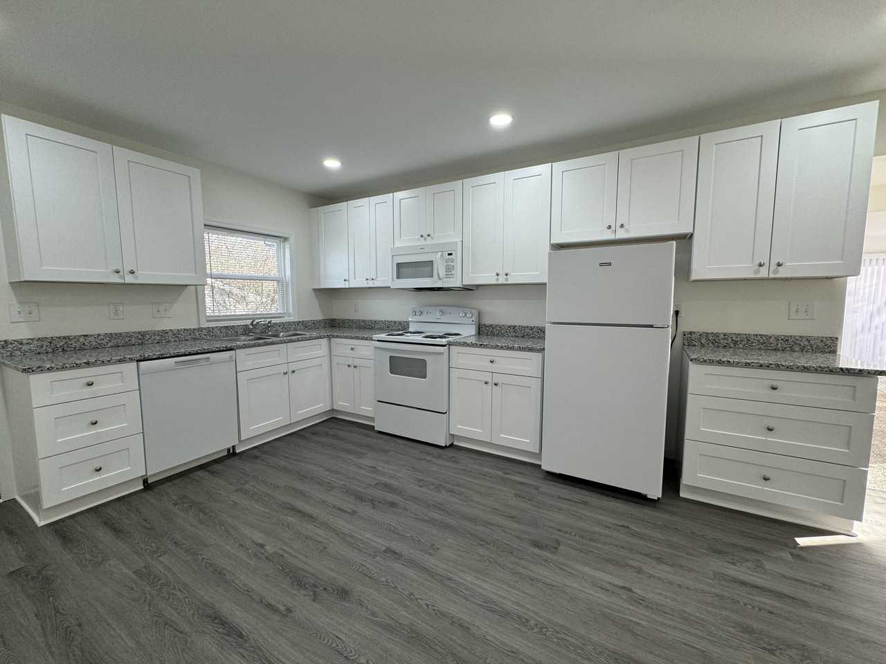 7300 Lalanda Dr - Photo 7 of 34