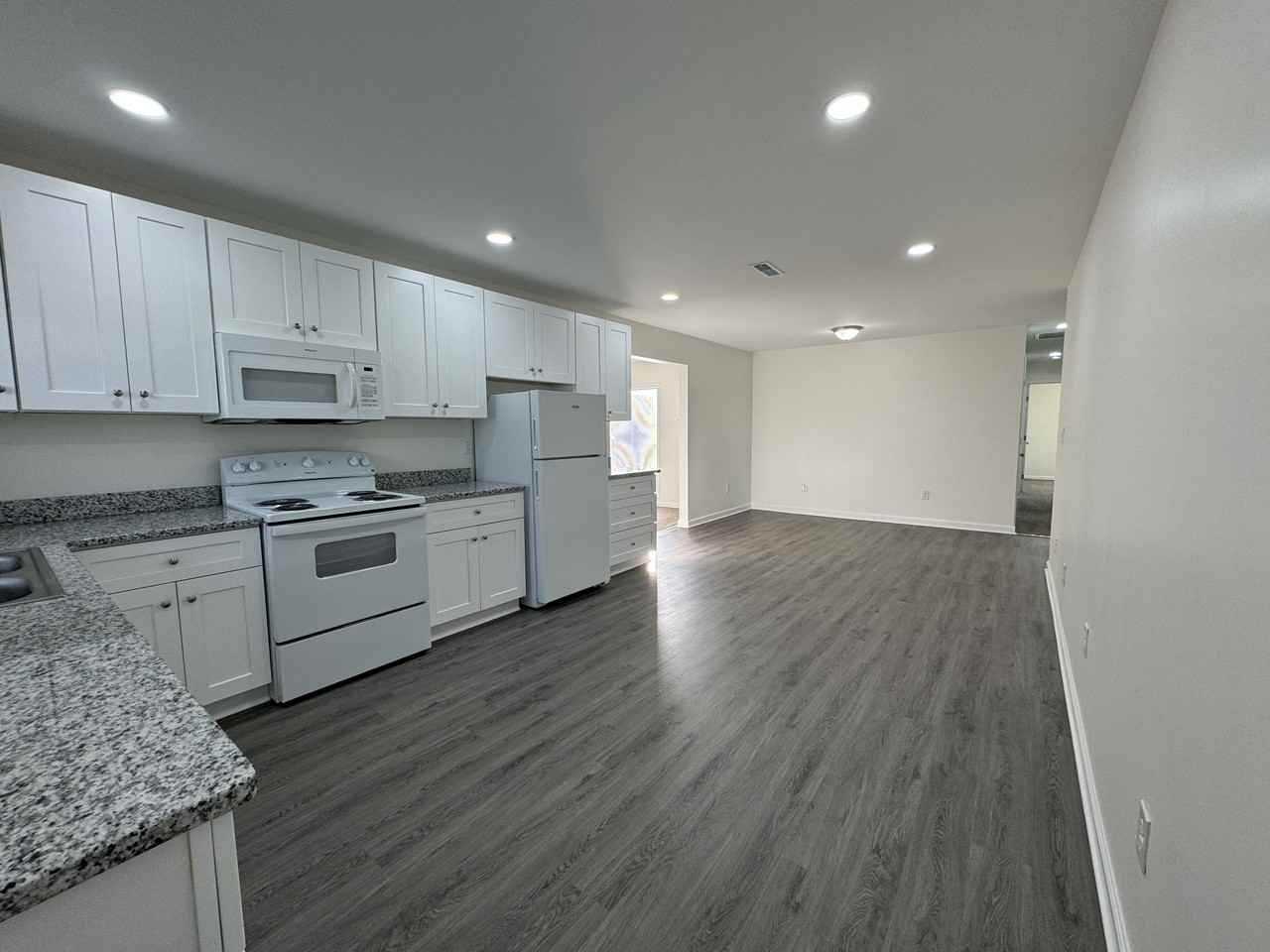 7300 Lalanda Dr - Photo 6 of 34