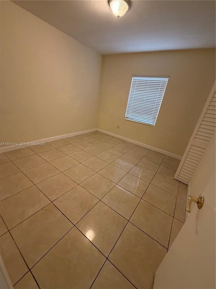 255 Southwest 60th Avenue - Photo 6 of 15