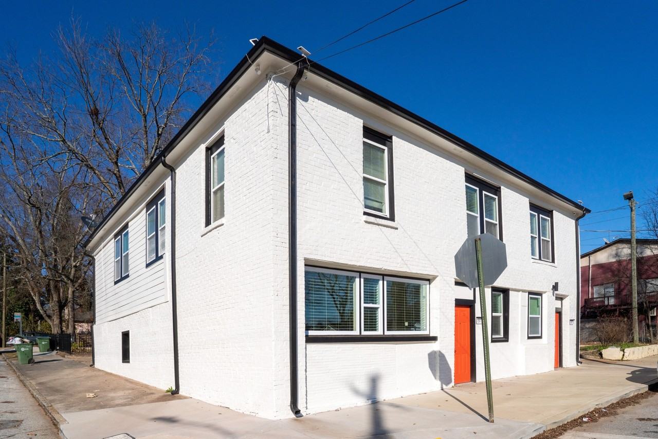 Modern & Eclectic 2BR West Midtown Atlanta - Photo 3 of 14