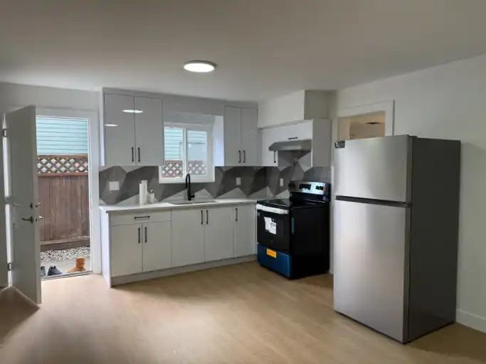 6160 129a St - Photo 2 of 5