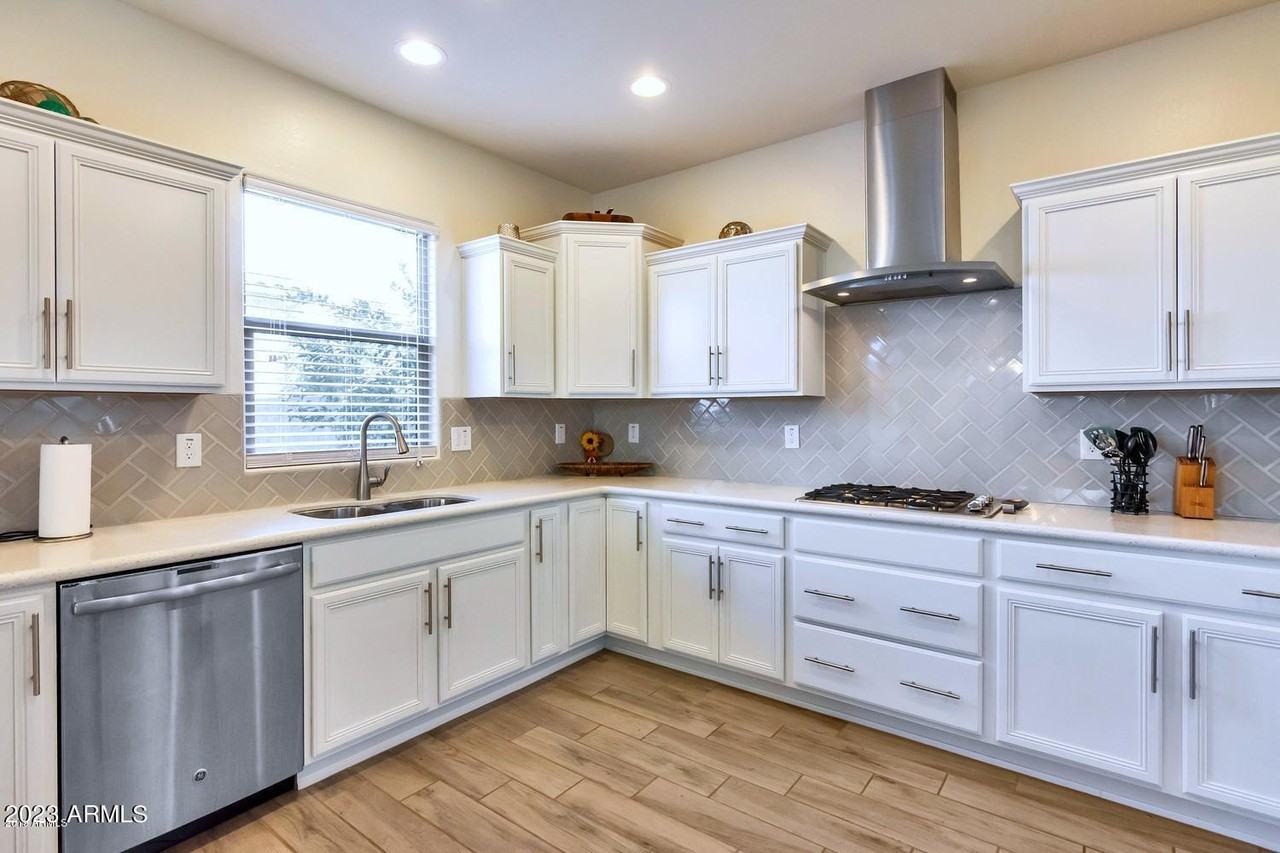 4712 E Nocona Ln - Photo 3 of 15