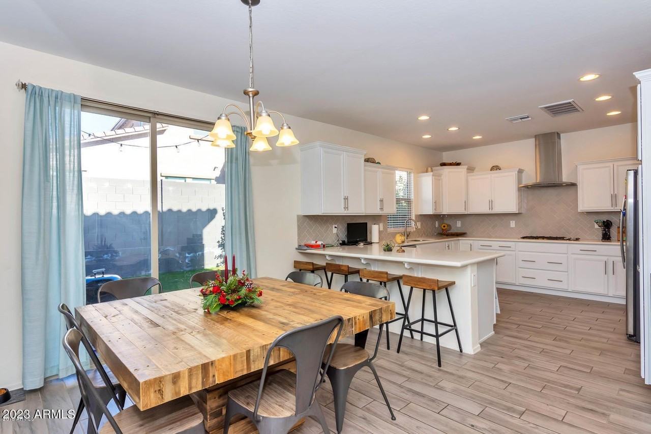 4712 E Nocona Ln - Photo 4 of 15