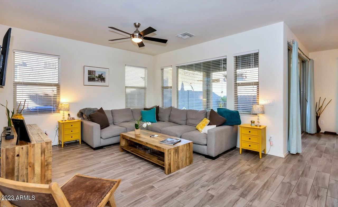 4712 E Nocona Ln - Photo 5 of 15