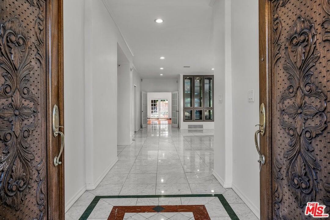 10810 Rochester Ave - Photo 2 of 33