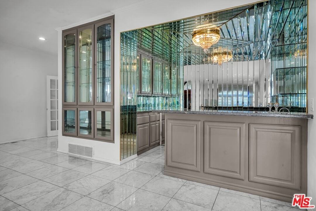 10810 Rochester Ave - Photo 6 of 33