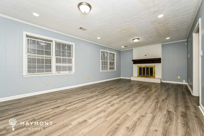 2902 Barcelona Way - Photo 5 of 16