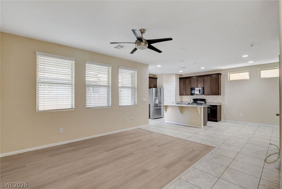 10237 Mayflower Bay Ave - Photo 5 of 36