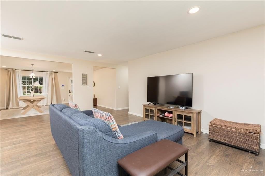 1609 Ulex Ave - Photo 4 of 23