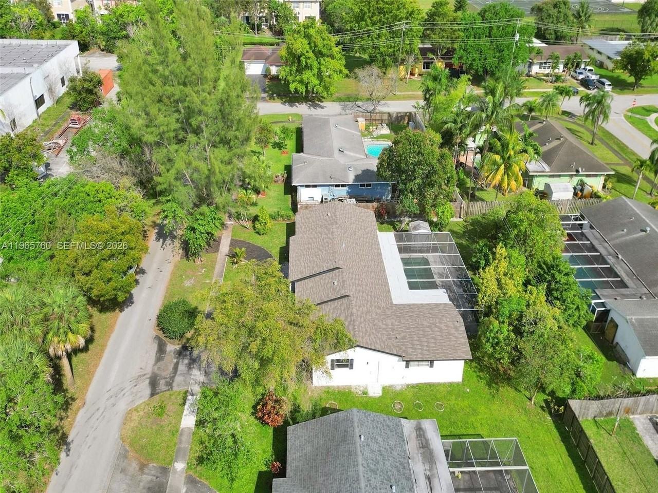 4330 Nw 8th St - Photo 3 of 50