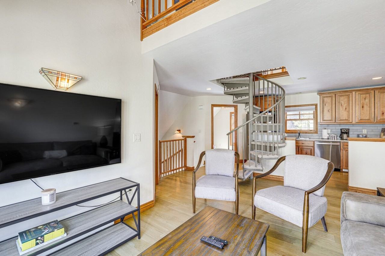 304 N Main St #1386182P - Photo 5 of 28