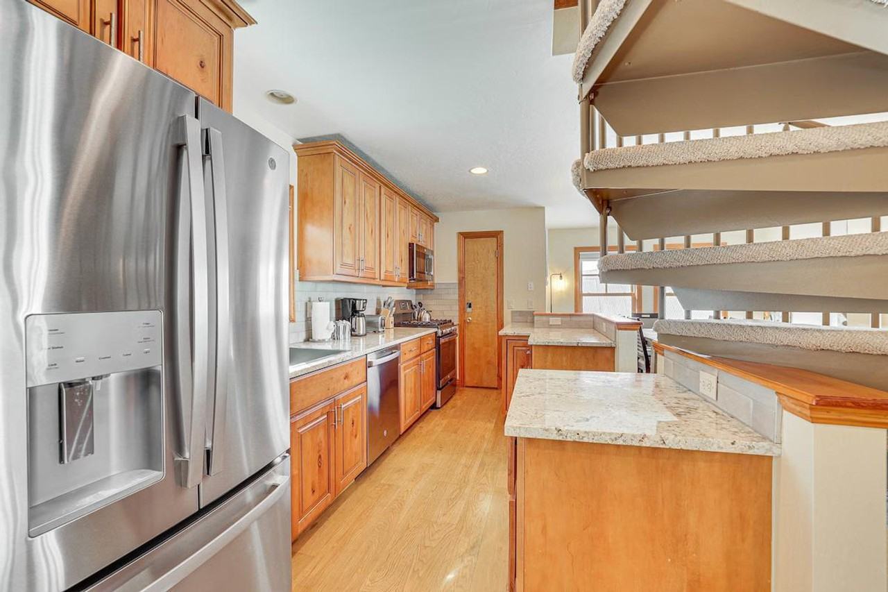 304 N Main St #1386182P - Photo 6 of 28
