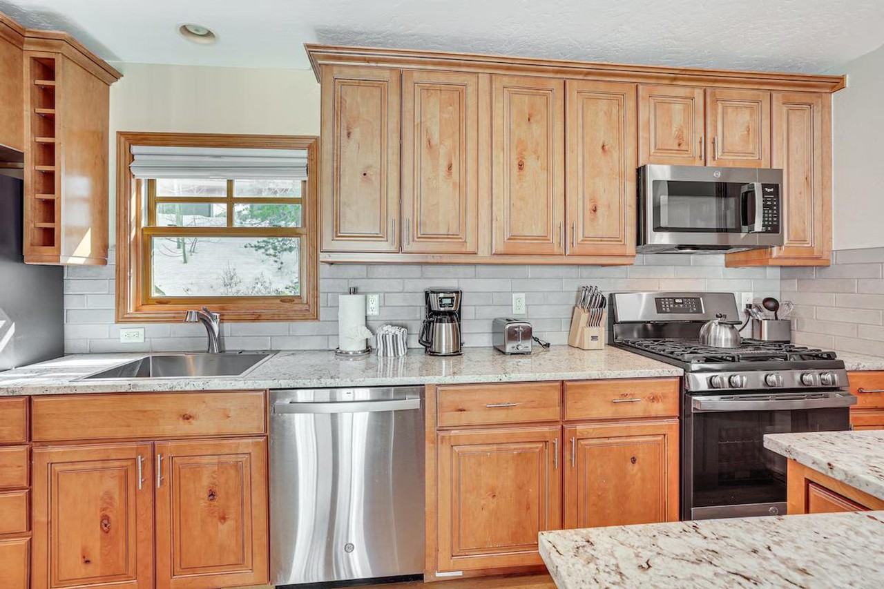 304 N Main St #1386182P - Photo 7 of 28