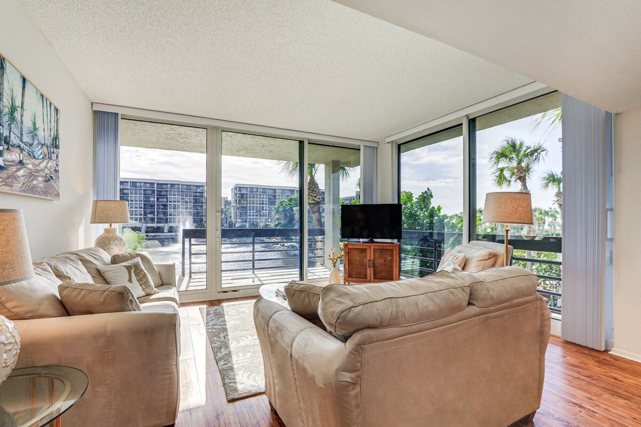 1109 Gulf Of Mexico Dr #1386020P - Photo 4 of 38