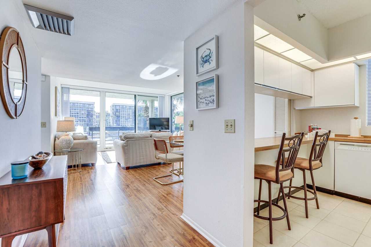 1109 Gulf Of Mexico Dr #1386020P - Photo 7 of 38