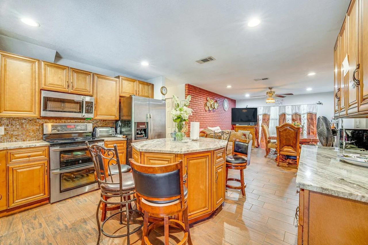 281 W 18th St #1385729P - Photo 4 of 25