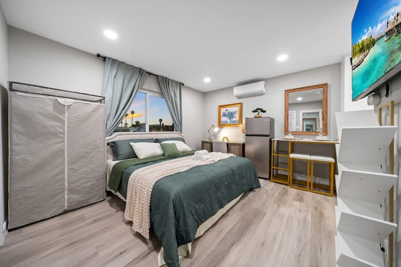 9827 San Diego St #1465002P - Photo 3 of 43