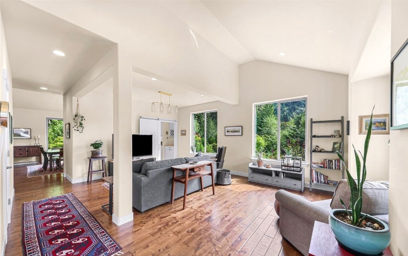 697 Chuckanut Dr N - Photo 4 of 8