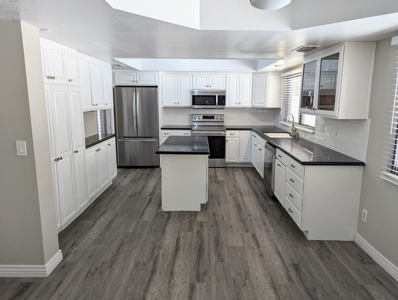 1458 N La Rosa Dr #NA - Photo 3 of 5