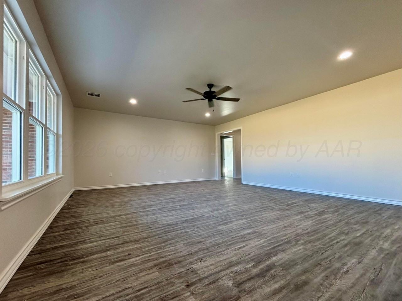 2801 Daytona Ave - Photo 4 of 16