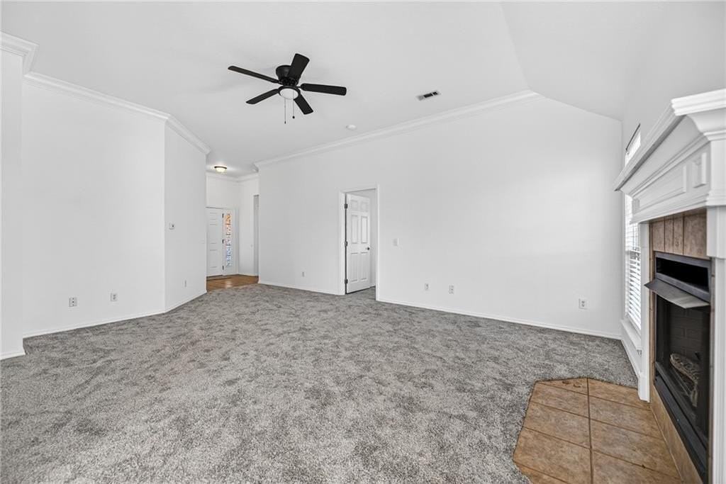 1562 Hutchinson St - Photo 6 of 26