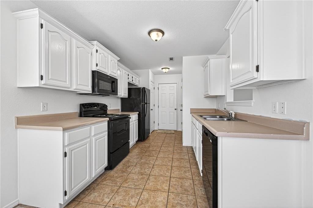 1562 Hutchinson St - Photo 7 of 26