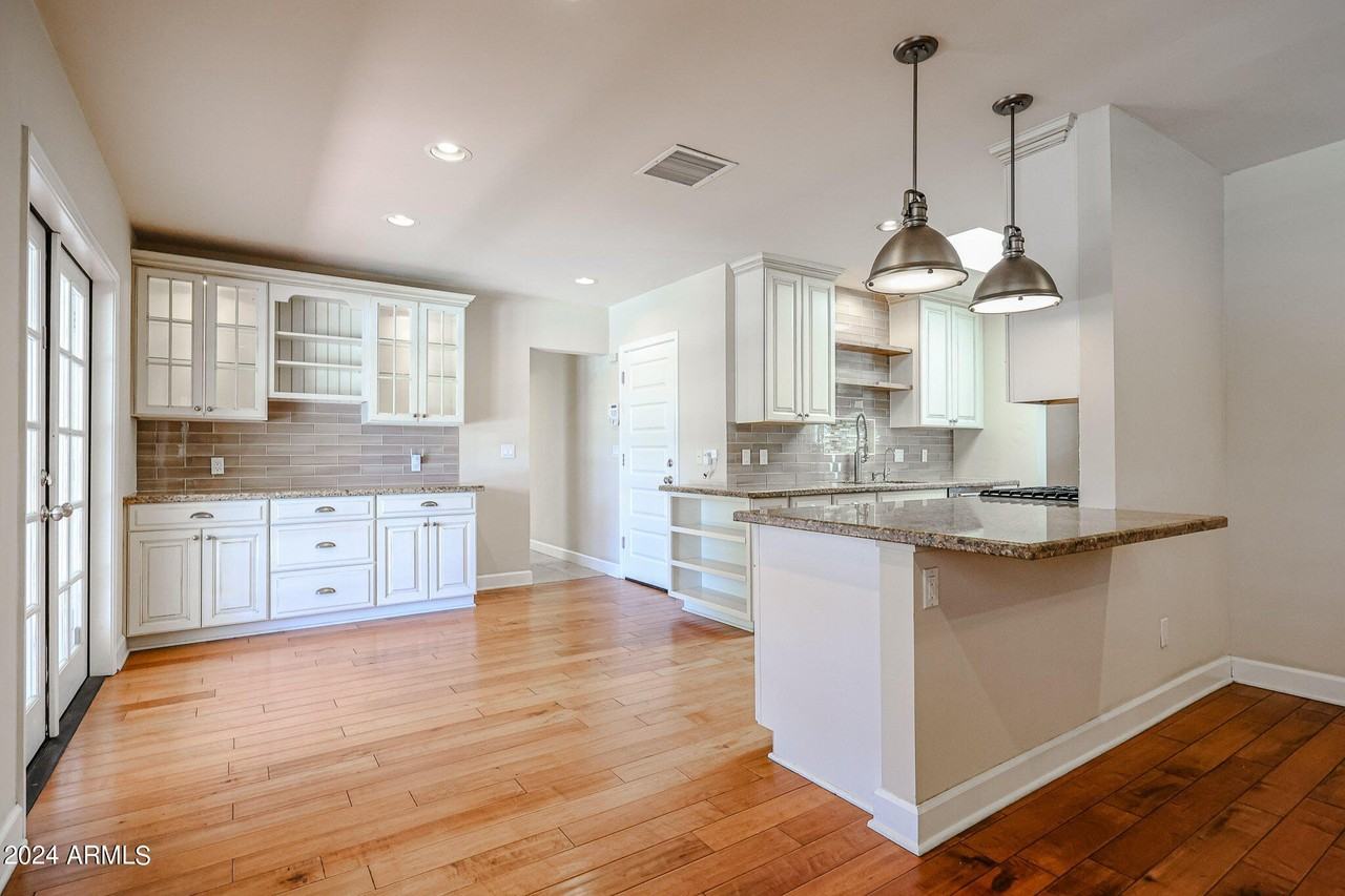 327 E Keim Dr - Photo 4 of 21