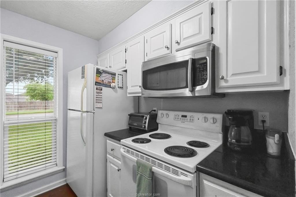 1808 Holleman Dr #B - Photo 4 of 13