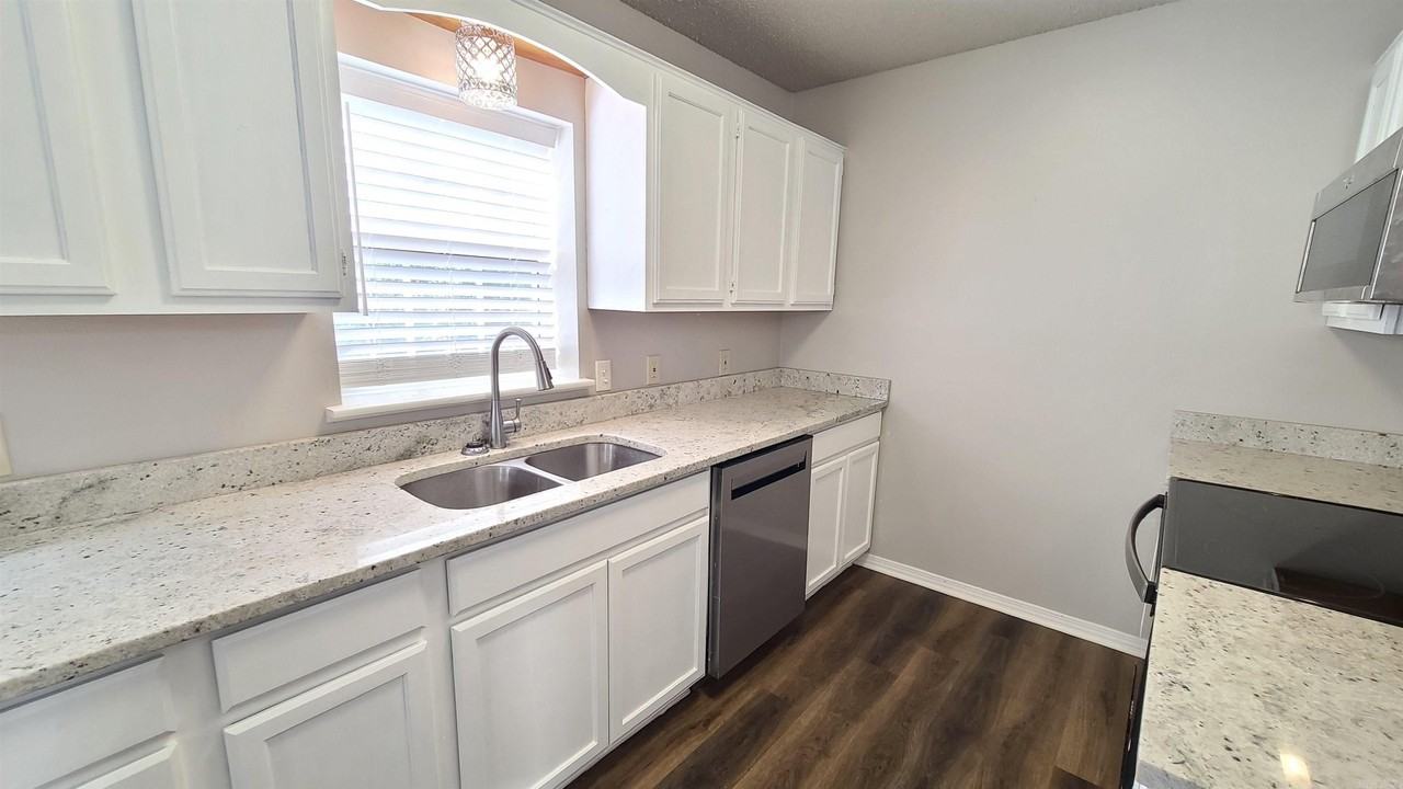 13023 Carousel Ct - Photo 2 of 17