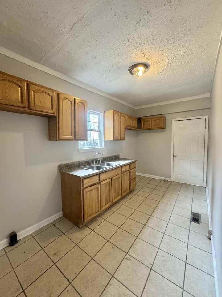 805 Gillespie Rd - Photo 7 of 24