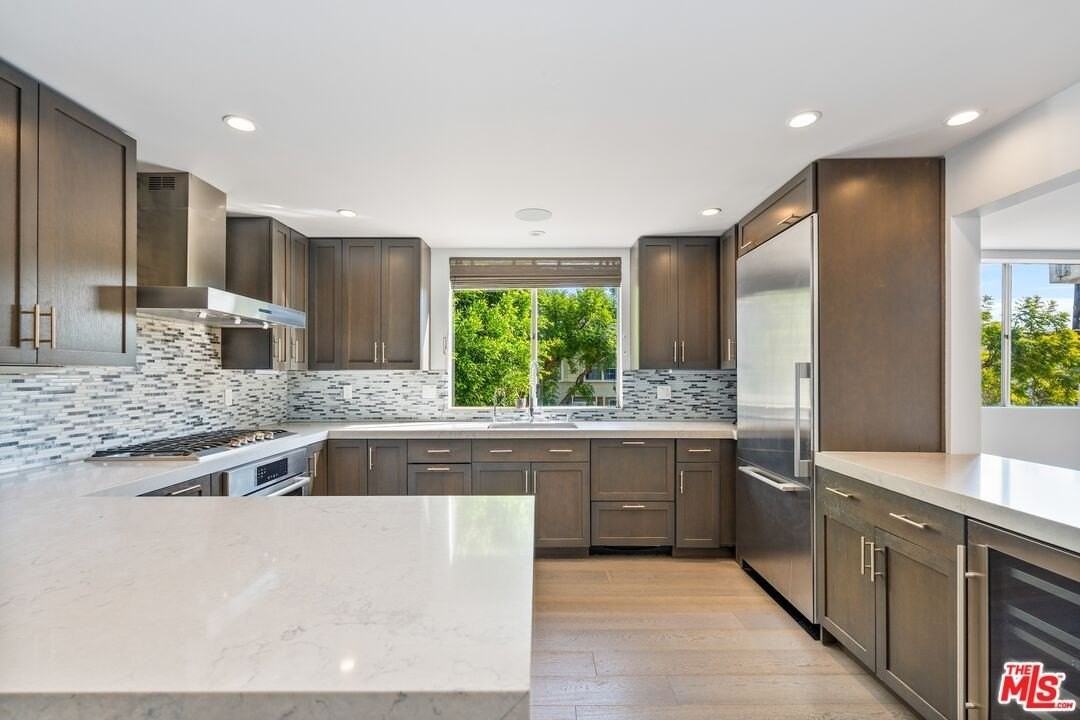 1129 Larrabee St Apt 6 #6 - Photo 3 of 29