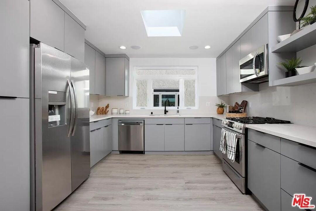 945 N Oxford Ave Apt 6 #6 - Photo 5 of 20