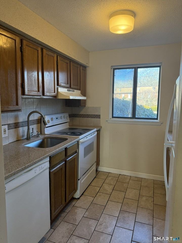 11 King Arthur Dr Unit 2h #2H - Photo 5 of 10