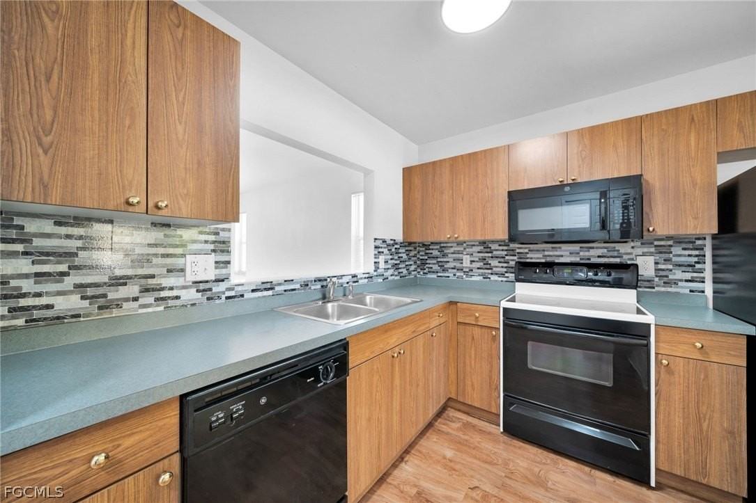 1044 Se 11th St - Photo 5 of 24