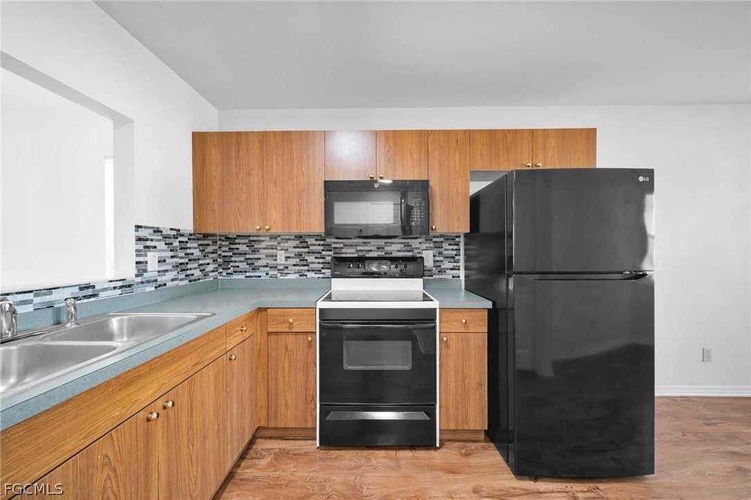 1044 Se 11th St - Photo 6 of 24