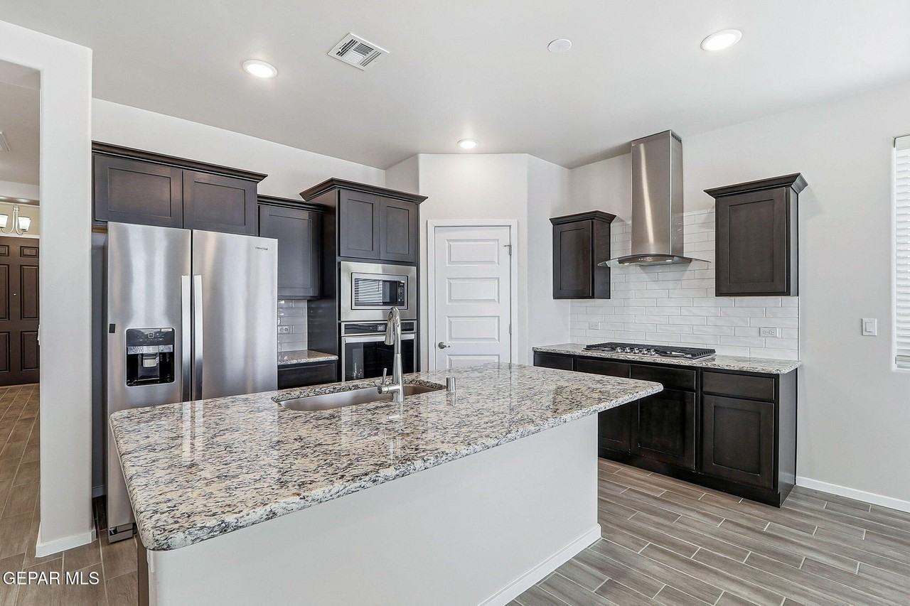 13704 Harbottle St - Photo 5 of 36