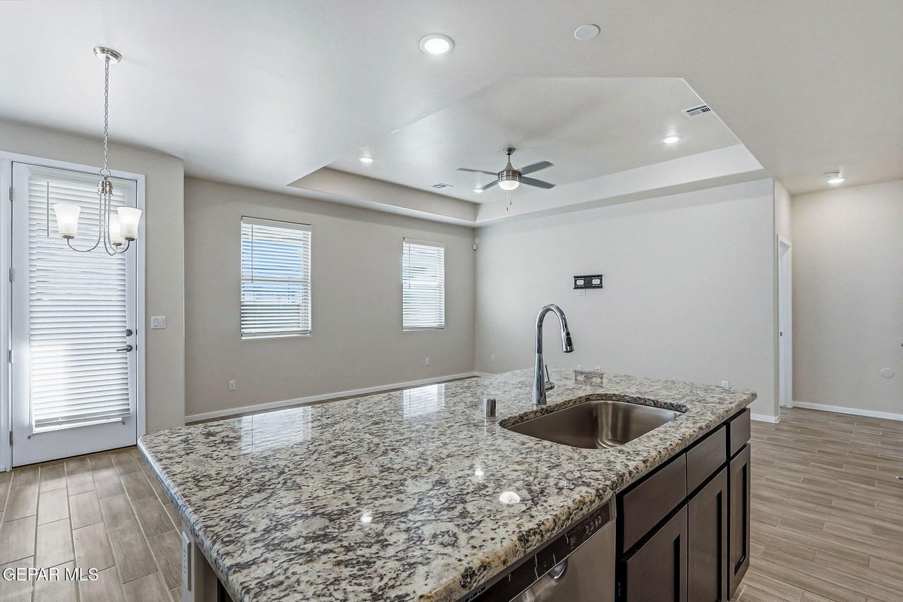 13704 Harbottle St - Photo 6 of 36