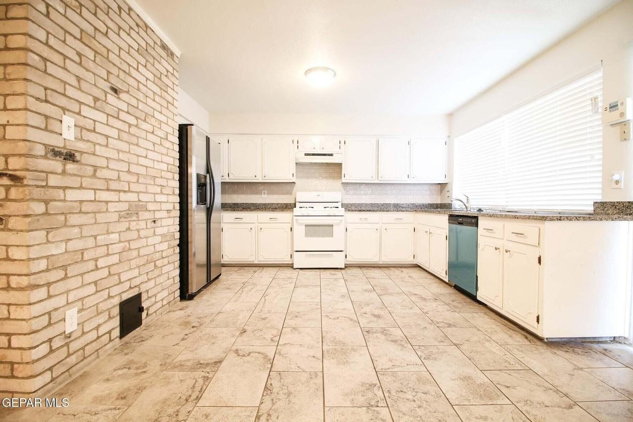 6613 Southwind Dr - Photo 4 of 11