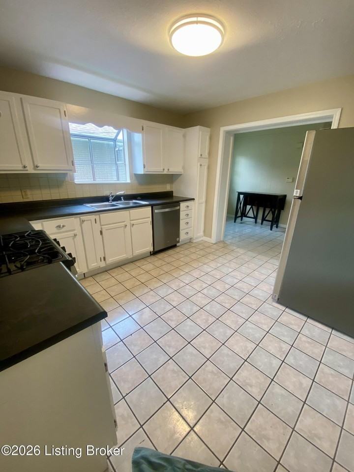 551 Eastern Pkwy - Photo 3 of 16