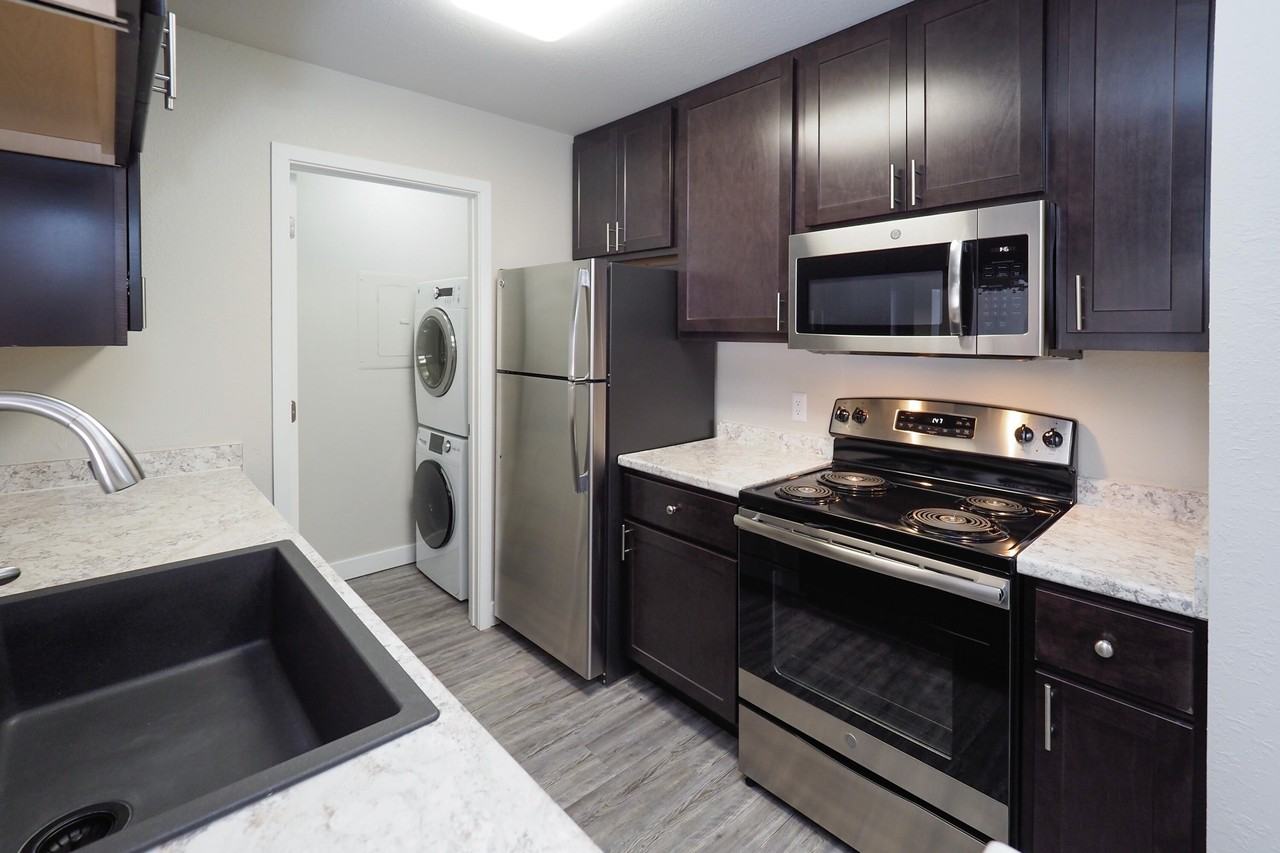 3235 Mill Creek Dr Apt 8 #8 - Photo 5 of 7