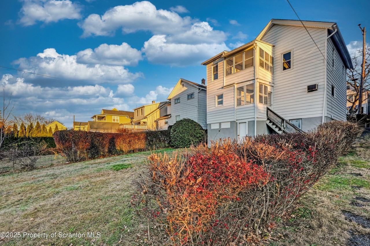 814 S Webster Ave - Photo 3 of 50