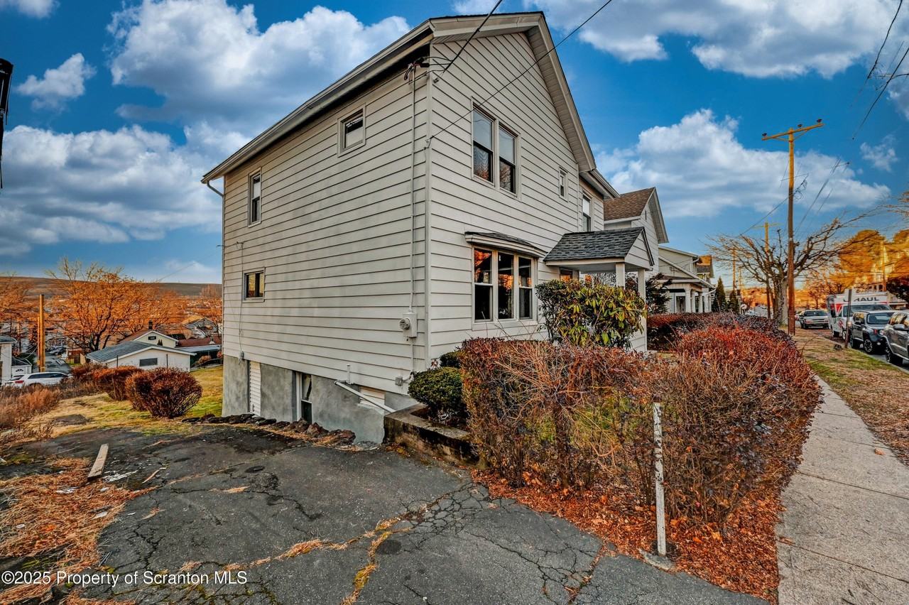 814 S Webster Ave - Photo 5 of 50