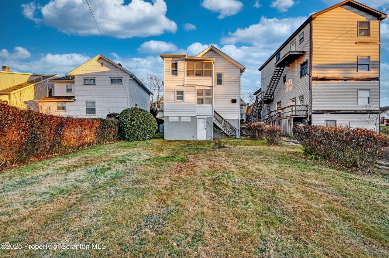 814 S Webster Ave - Photo 4 of 50