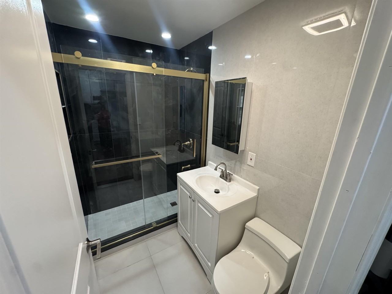 720 27th St #2 - Photo 4 of 6