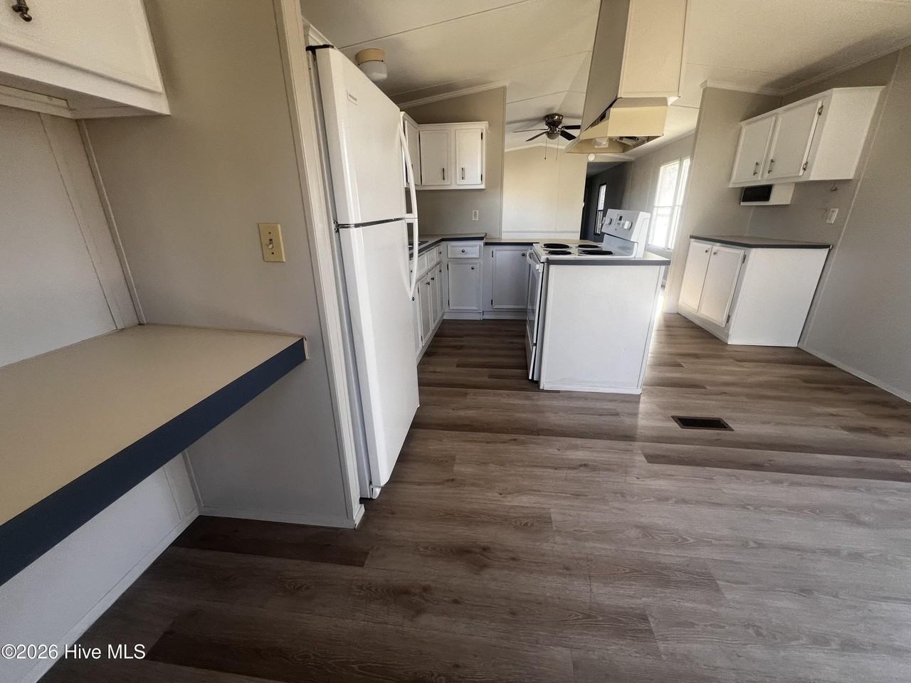 424 Daly St - Photo 4 of 11