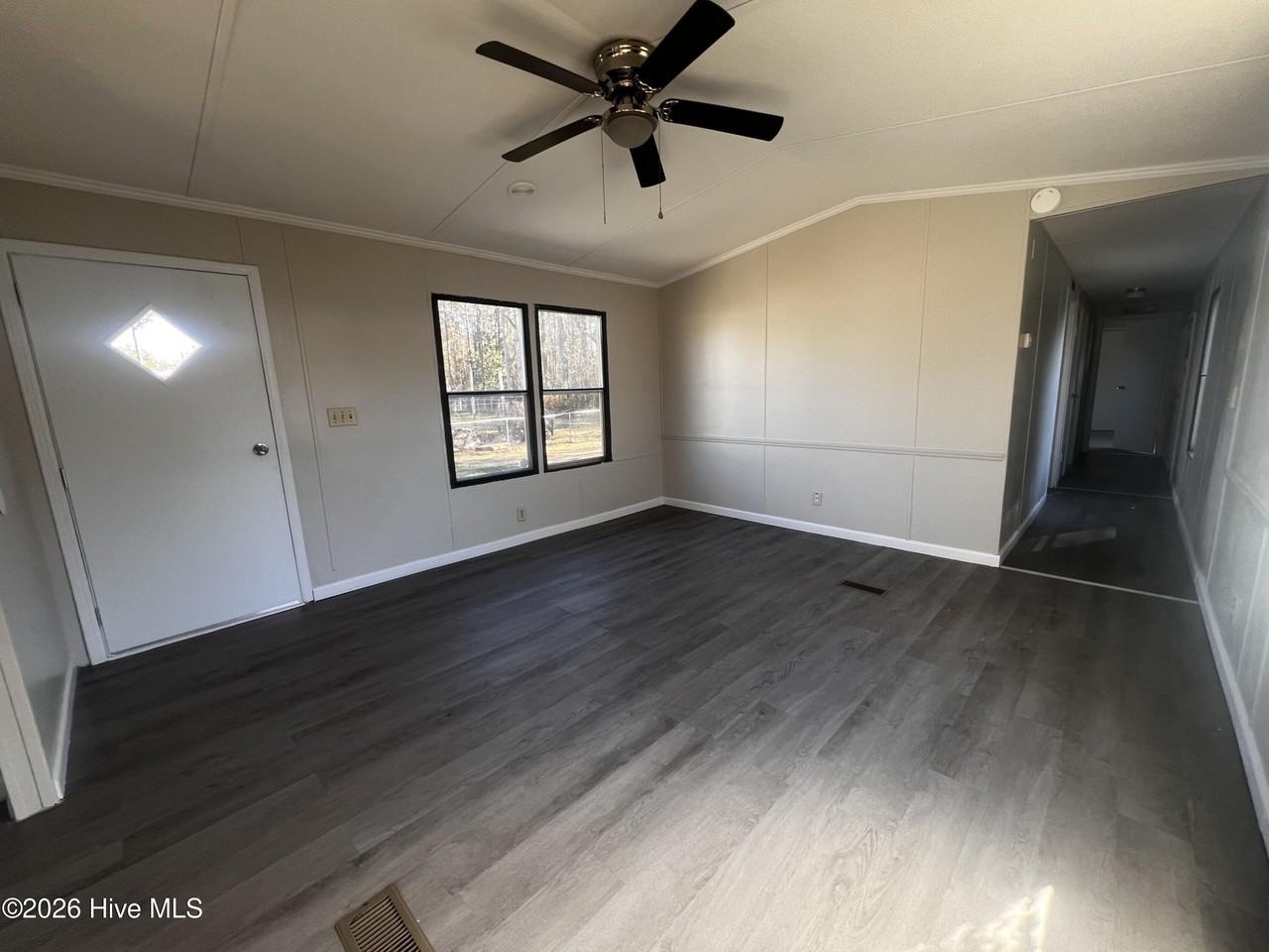 424 Daly St - Photo 5 of 11