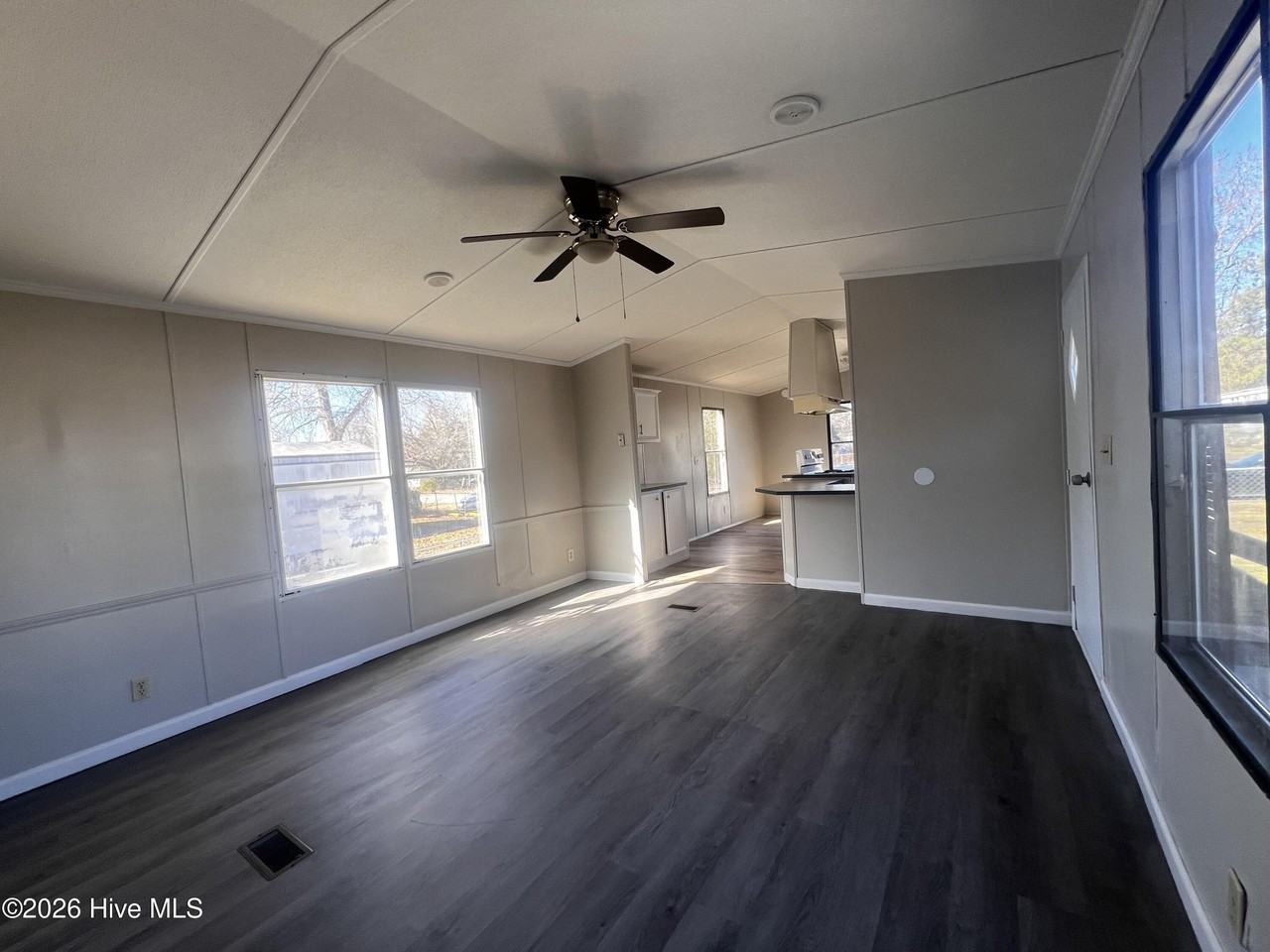 424 Daly St - Photo 6 of 11